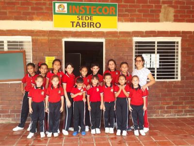ESTUDIANTES Y DOCENTE SEDE TABIRO